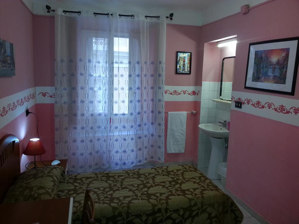 Roxena House Rom